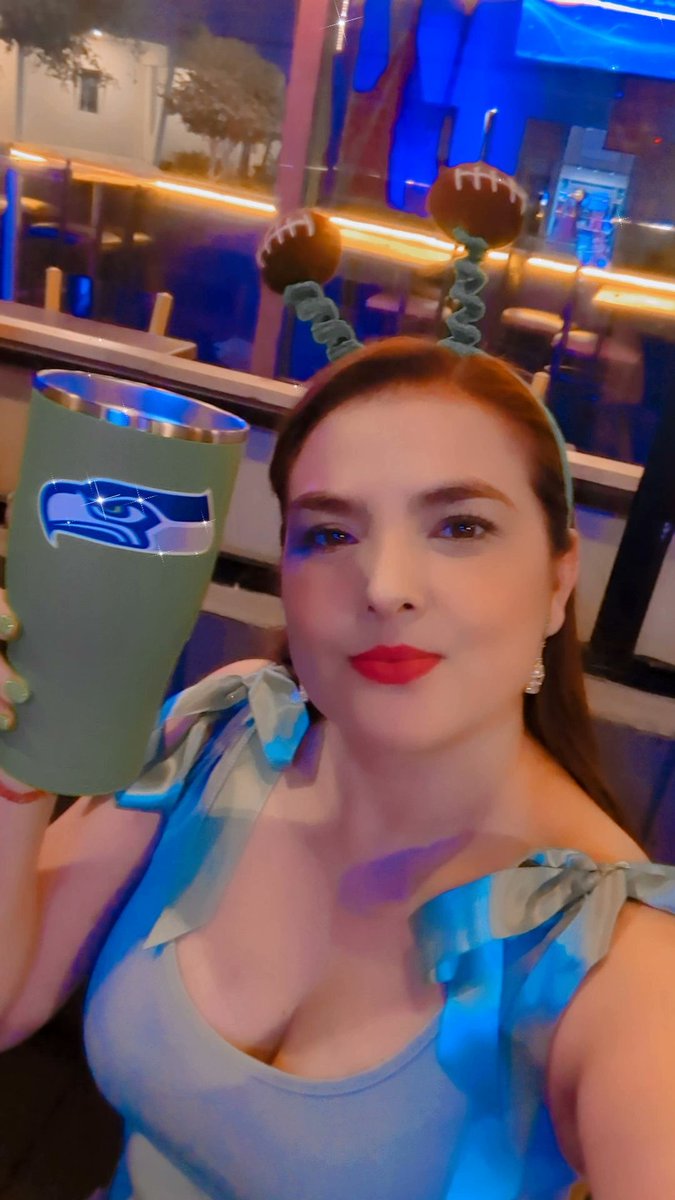 vs_gris's tweet photo. #foximpactonfl happy birthday to me #seahawks https://t.co/EyJhPgeD4Y