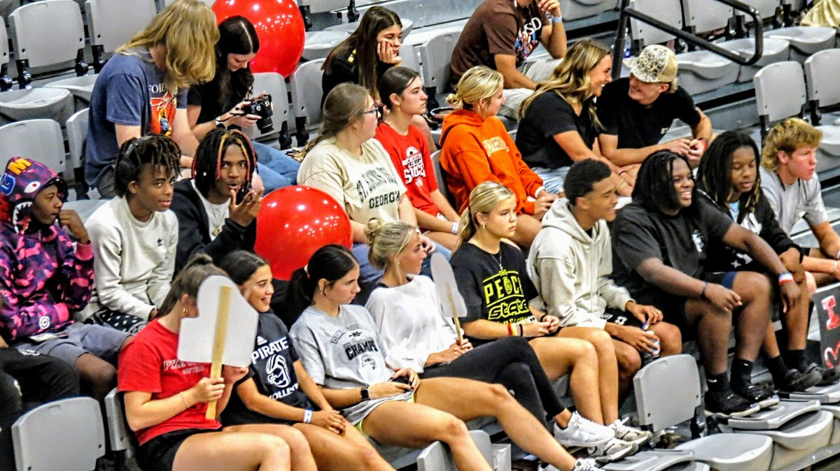 lgscouting's tweet image. #OutNow 🎧 #LGRADIO 
#2a 📂 #SeniorNight 🏐
#Tomorrow  🎥 #LGTV