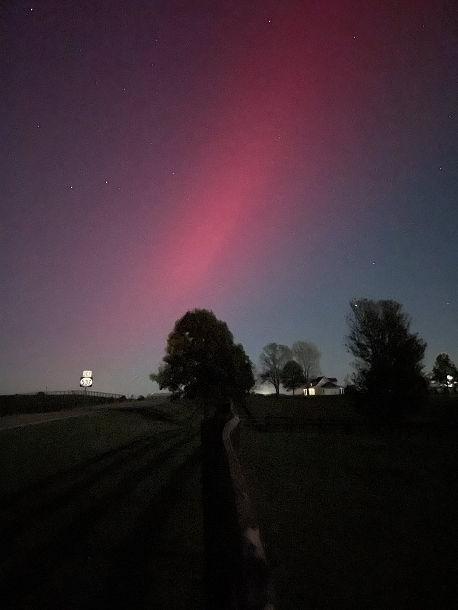 Northern lights in Bourbon County, Kentucky.  🌌 #kywx #Auroraborealis <a href="/Kentuckyweather/">Chris Bailey</a>
