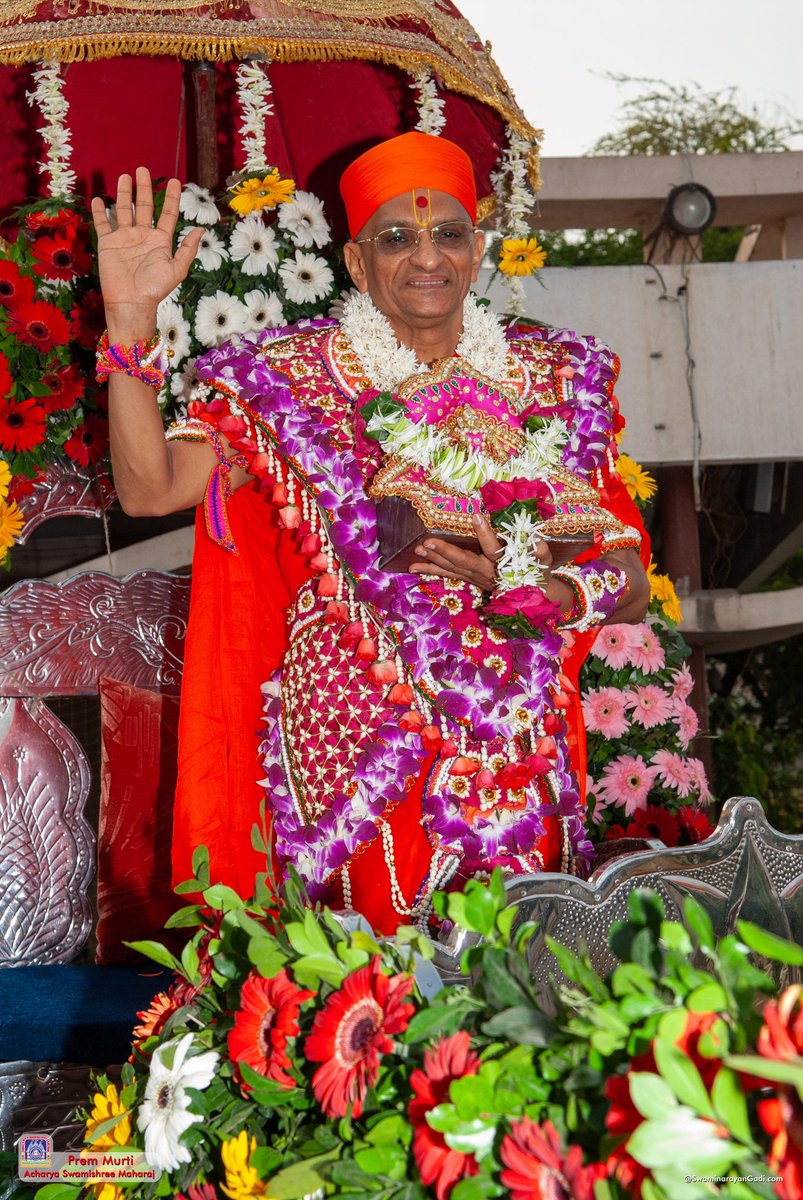 SGadiVadodara's tweet photo. Remembrance of our beloved Vedratna Acharya Shree Purushottampriyadasji #Swamishree Maharaj.
#AcharyaSwamishreeMaharaj
#PremMurti
#Bapa
#Swamibapa
#ManinagarMandir
#SwaminarayanGadi
#ShreeMuktajeevanSwamibapa
#photodaily https://t.co/THGIic3wep