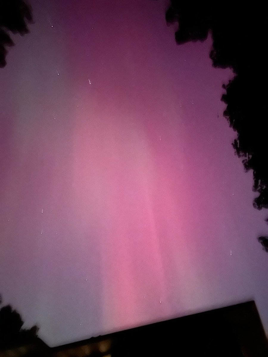 MariaLYoder's tweet image. Northern lights from my backyard tonight through my iPhone camera! Wow!🤯