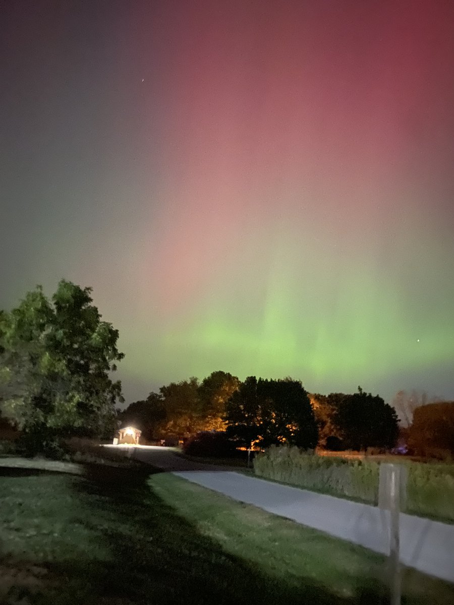 Aurora sighting here at NWS Des Moines...yes can be seen easily with the naked eye as well! #iawx