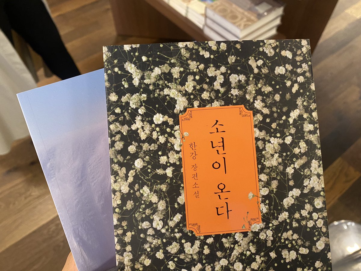 data_dandan's tweet photo. 광화문 교보문고 현장. 살다살다 줄서서 서점에 다 가보네. 독서붐은 온다 🎉 한강작가 존 따로 있어서 줄서면 살 수 있음. 나도 바로 득템 😄 https://t.co/we9J6BkEuJ