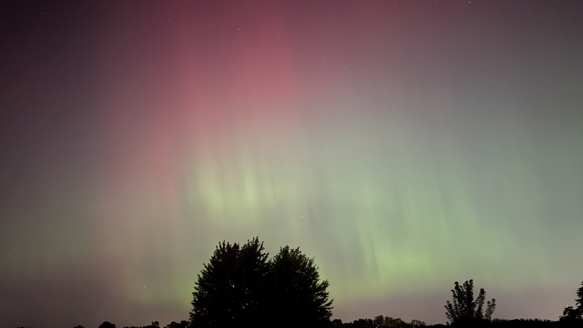 kharej85's tweet photo. Simply amazing! #northernlights #aurora #ilwx https://t.co/xMaq8KBwPk