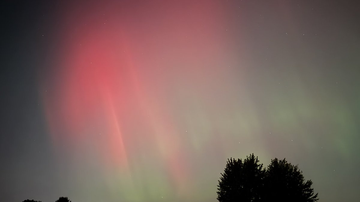 kharej85's tweet photo. Simply amazing! #northernlights #aurora #ilwx https://t.co/xMaq8KBwPk