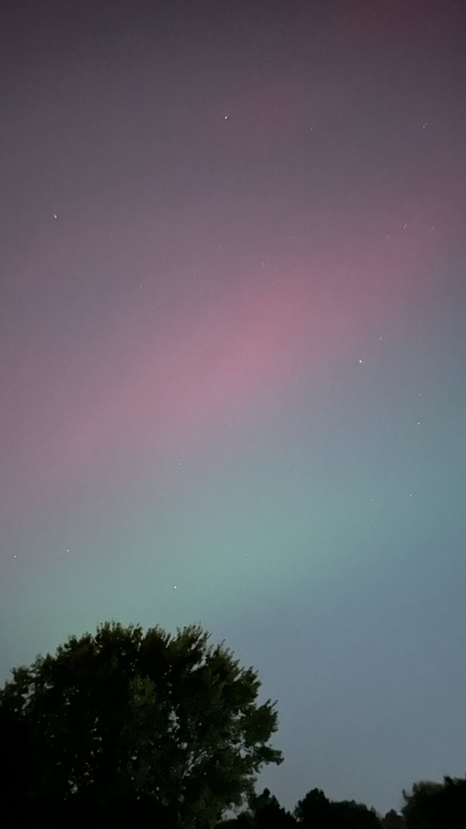 angelirob's tweet photo. Auroras Boreales 10/10 #STL 9:30 pm https://t.co/hOcKBoccqn