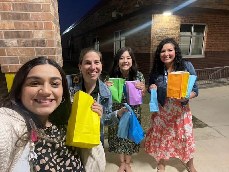Jen_Costello1's tweet photo. Our Rise and Shine event was a hit! Thank you to our Counselors and CIS for coordinating this event! #RiseandShineforAttendance https://t.co/3scN75gTNf