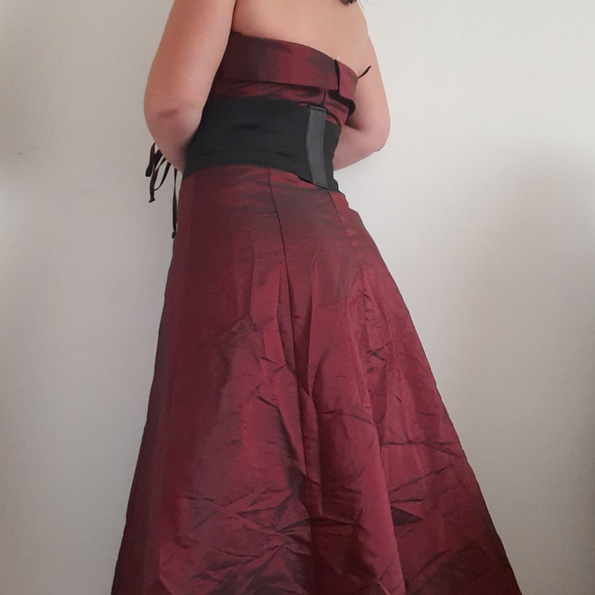 Vestido

Vestido de cerimónia bordeaux e com uma vibe vampiresca. É lindo de morrer mesmo.

Marca: Swing

Tamanho: M

PvP: 22€ (+portes)