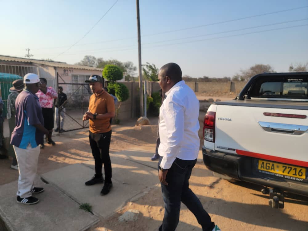 CCClobengula's tweet photo. @EricgonoJnr and Cllr Madzana donating at Pumula Jairos Jiri home of Blind.Thank you for the kind gesture. https://t.co/oOxF4DmRRX