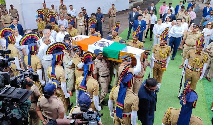 samudrala4all's tweet photo. Today, we mourn @RNTata2000, a visionary leader and philanthropist. His funeral in Mumbai drew a large crowd, with the Maharashtra Cabinet proposing the Bharat Ratna in his honor. His legacy of integrity and compassion will inspire generations. Rest in peace, sir. 🕊️ #RatanTata https://t.co/QElDV09O5k