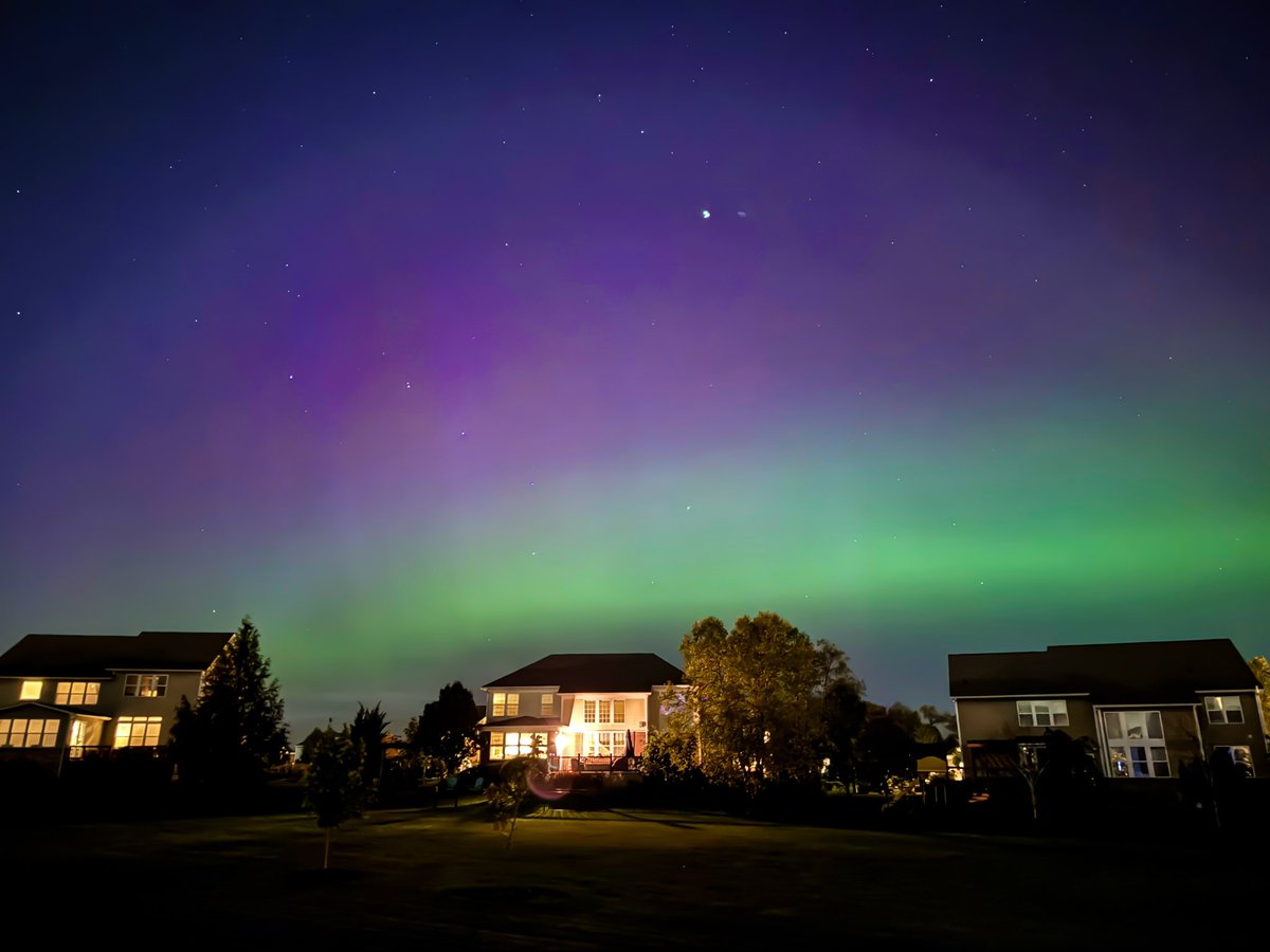 trungchenh's tweet photo. The northern lights right in my backyard…incredible. #northernlights #shotoniphone #zionsville https://t.co/J8Zw0jBEmQ