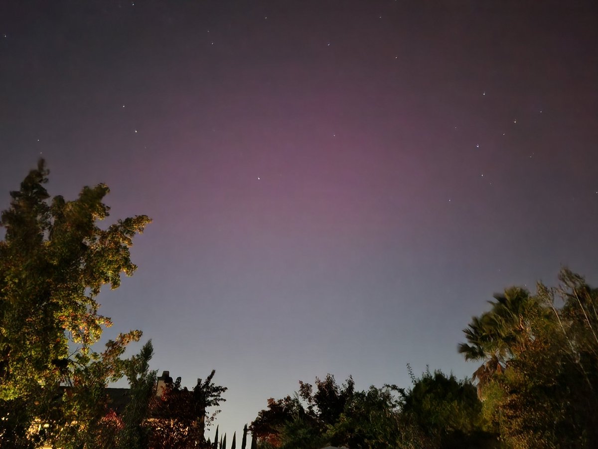 SeeSeeLovesSun's tweet photo. #aurora in Livermore, California
@TamithaSkov @SNHWx
this is real, right?
#norther https://t.co/C8nd9ScrRV