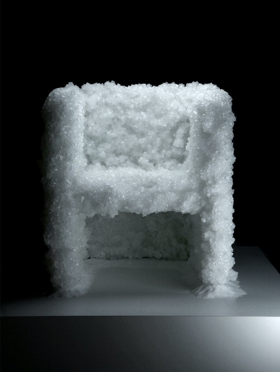 吉岡徳仁の、紙の椅子「Honey-pop」と結晶の椅子「VENUS」が、佐賀県立