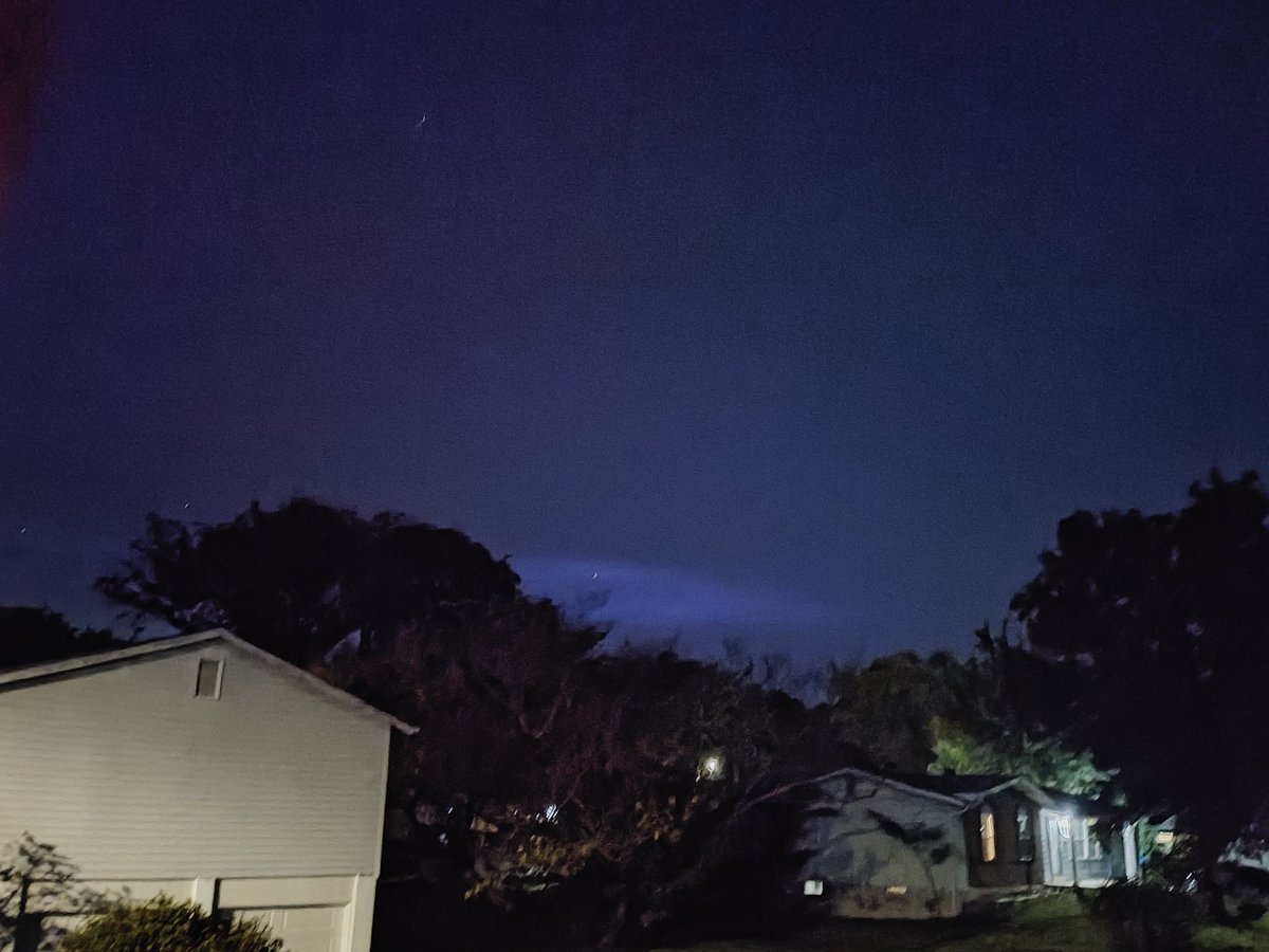 LanceThePerson's tweet photo. Anyone see a quick blue flash during tonight's solar storm? Best pic I could get. Only was there for a few seconds #aurora #wxtwitter https://t.co/V4LsvKPNAe