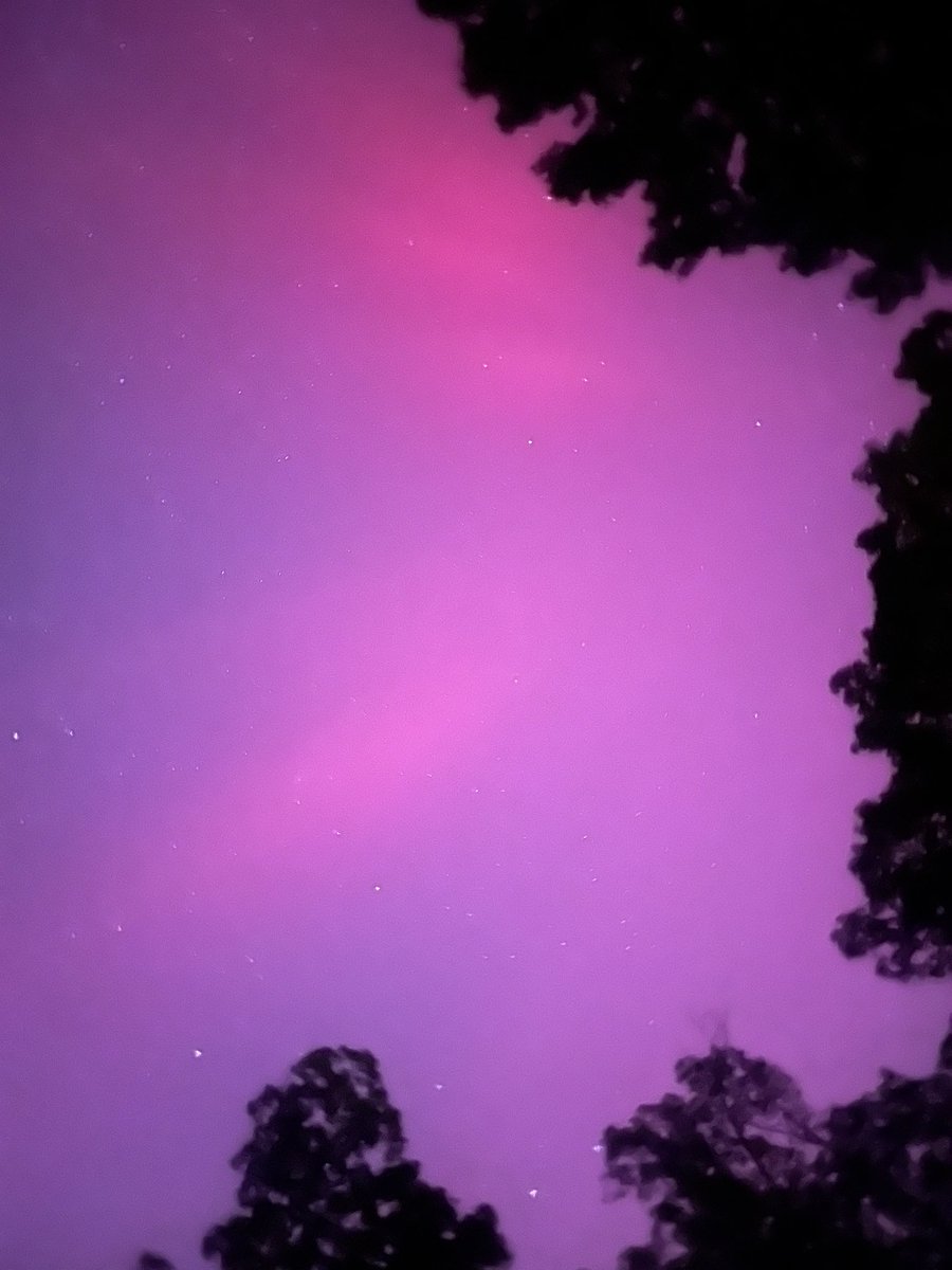 HokieEm's tweet photo. Views from my back deck in eastern Goochland County tonight. This is so damn cool! @WeatherAF @MeganWiseWX https://t.co/oBy2UJ6QoJ