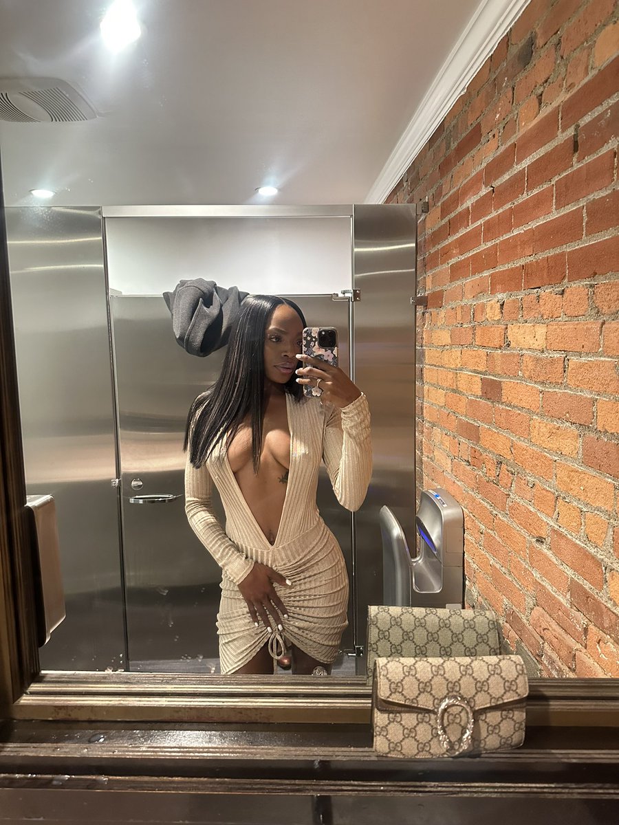 Eternityyy__'s tweet photo. dress shining like a chandelier ✨ https://t.co/Zvc4tP1F5H