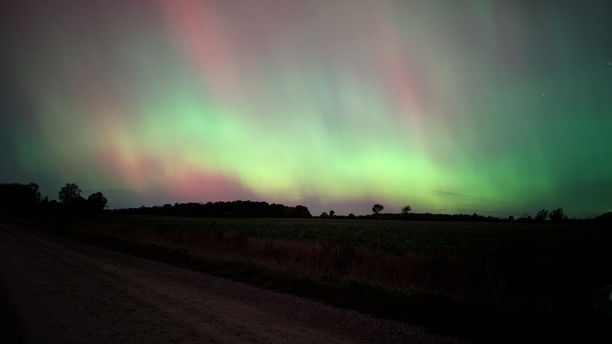FrauAdebar's tweet photo. Wow, that was outstanding here in Southern Ontario! I think it was a substorm at 02:00 UTC? @TamithaSkov https://t.co/yhDwyQztlZ