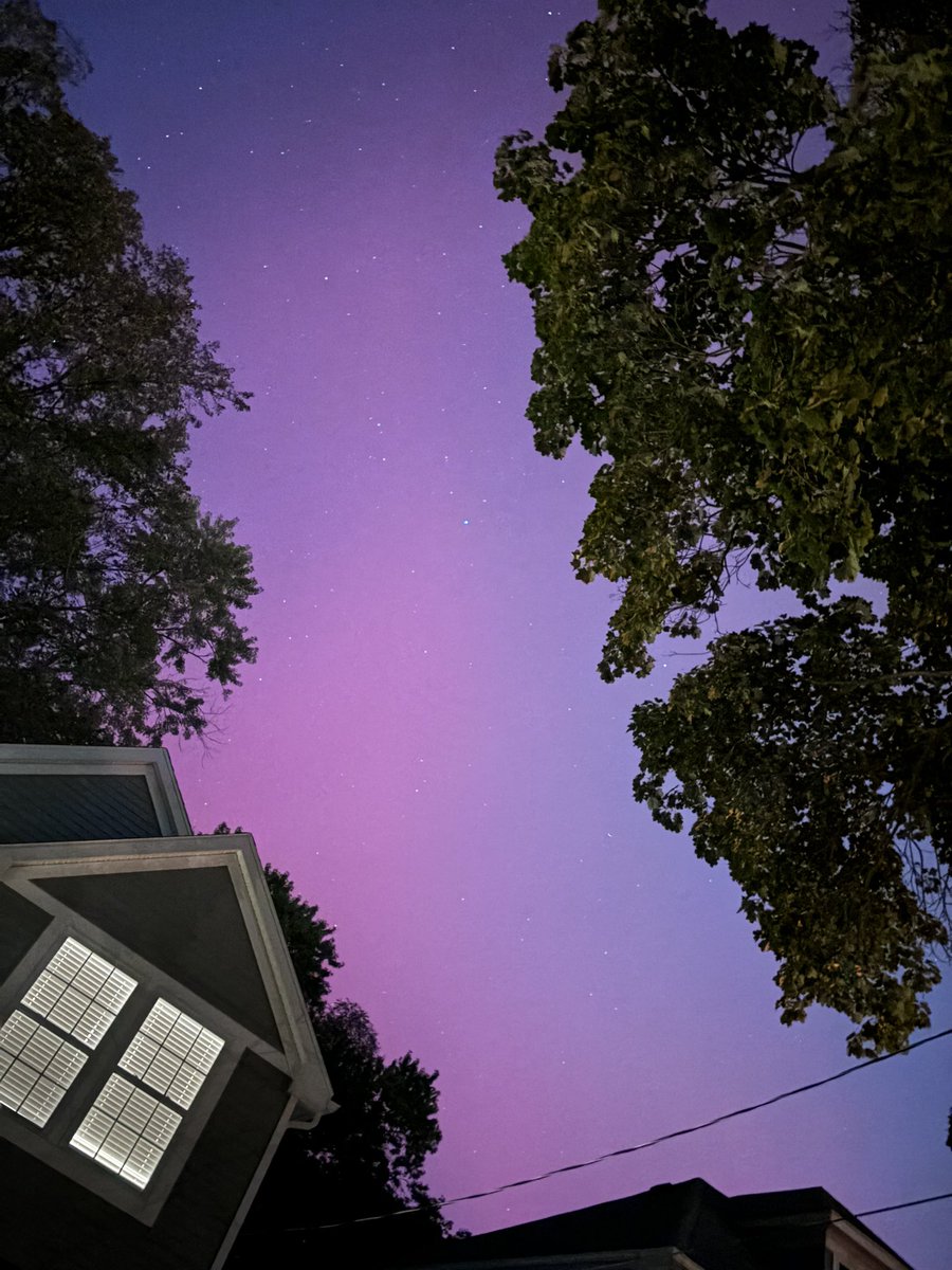 ashleyramonn's tweet photo. Finally able to catch the Northern Lights 😍💜🩷 https://t.co/UdKJowa7kT
