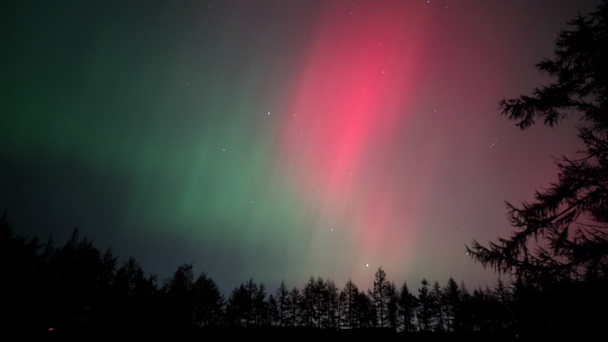 Ben R-O (@spliishie) on Twitter photo Truly honoured to have been able to see such an incredible display of aurora this evening. Wow. What a sight to behold. Truly honoured to have been able to see such an incredible display of aurora this evening. Wow. What a sight to behold.