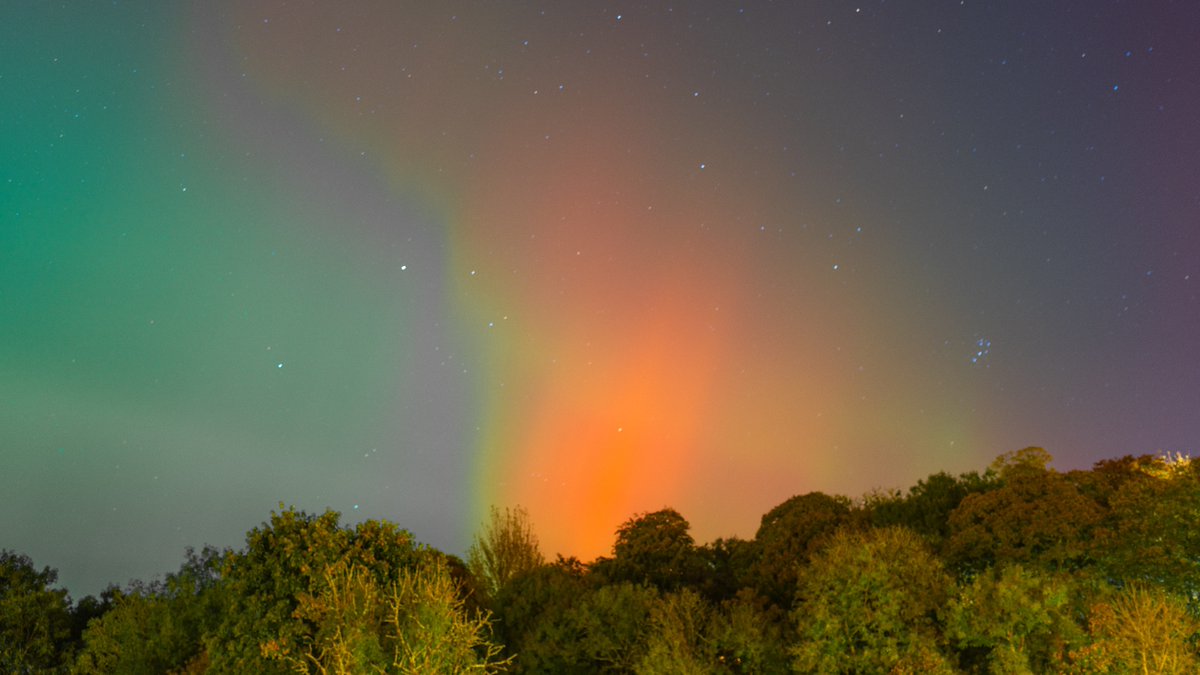 I’m so lucky to be alive, in good health &amp; happy in my heart to be able to see this 

#aurora #macroom #ireland #auroreboreale