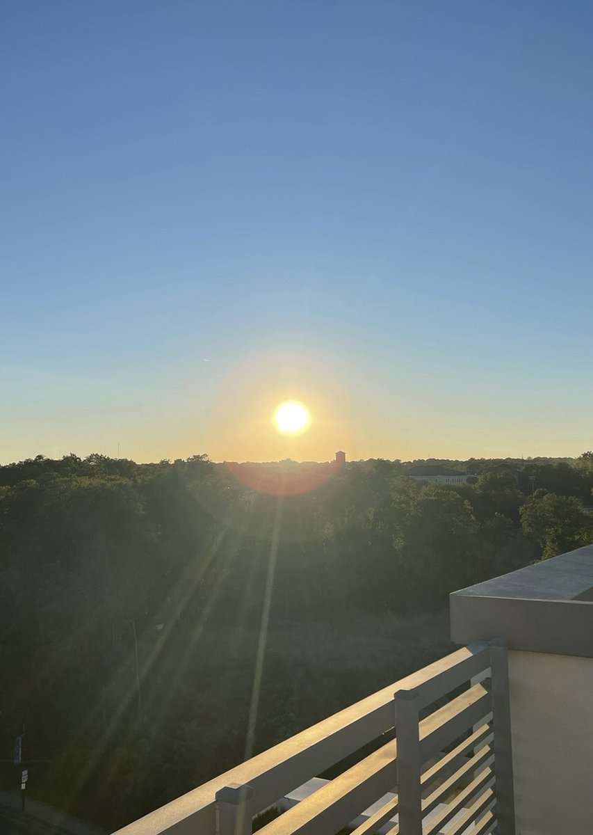 carrie_rubin's tweet photo. The weather is still beautiful, but the cold temperatures will come. Regardless, I plan on sitting on my balcony to watch the sunset until icicles hang from my nose.
#MomentsOfZen https://t.co/uBlfFqimBU
