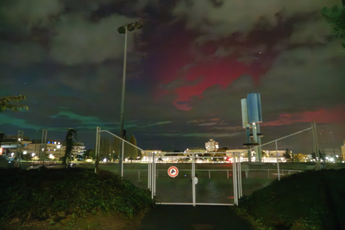 radiolivier's tweet photo. #AuroresBoréales #Hérouville Banlieue de #Caen stade Prestavoine https://t.co/9gyCNOgAT2
