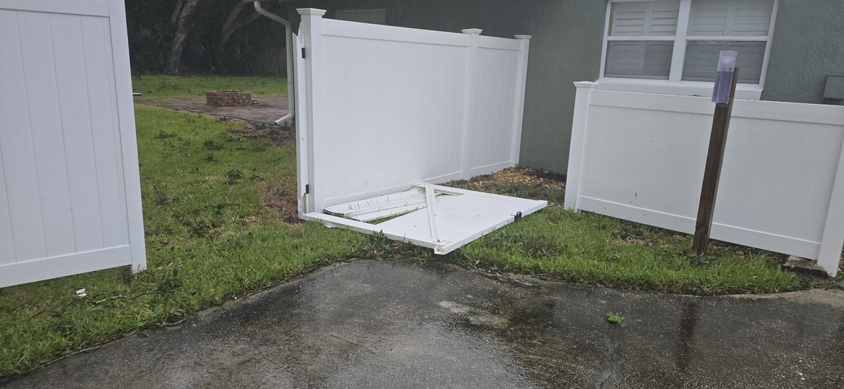MaureenMcCann13's tweet photo. Lost power and parts of some fences but the rain gauge is still standing. Neighbor’s tree came down too. Thanks all for checking in. Exhausted but safe, and ready for hurricane season to be over 
🌀 #HurricaneMilton 
📍 #SeminoleCounty
📸: @BTW_101 https://t.co/P8zgEGQBuM
