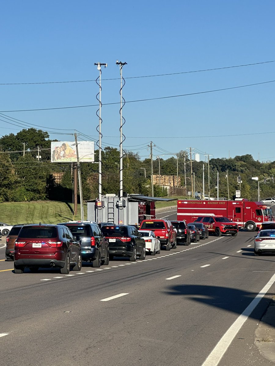 CityKnoxvilleTN's tweet photo. Important info about the evacuations off Western Ave.

-The discovery of potential explosives led to evacuations

-A shelter is set up at the Jacob Building 

-KAT and AMR assisting with transport

-Call 865-215-4010 for assistance 

-This could be an overnight/longer evacuation https://t.co/MXLXX8UIRT