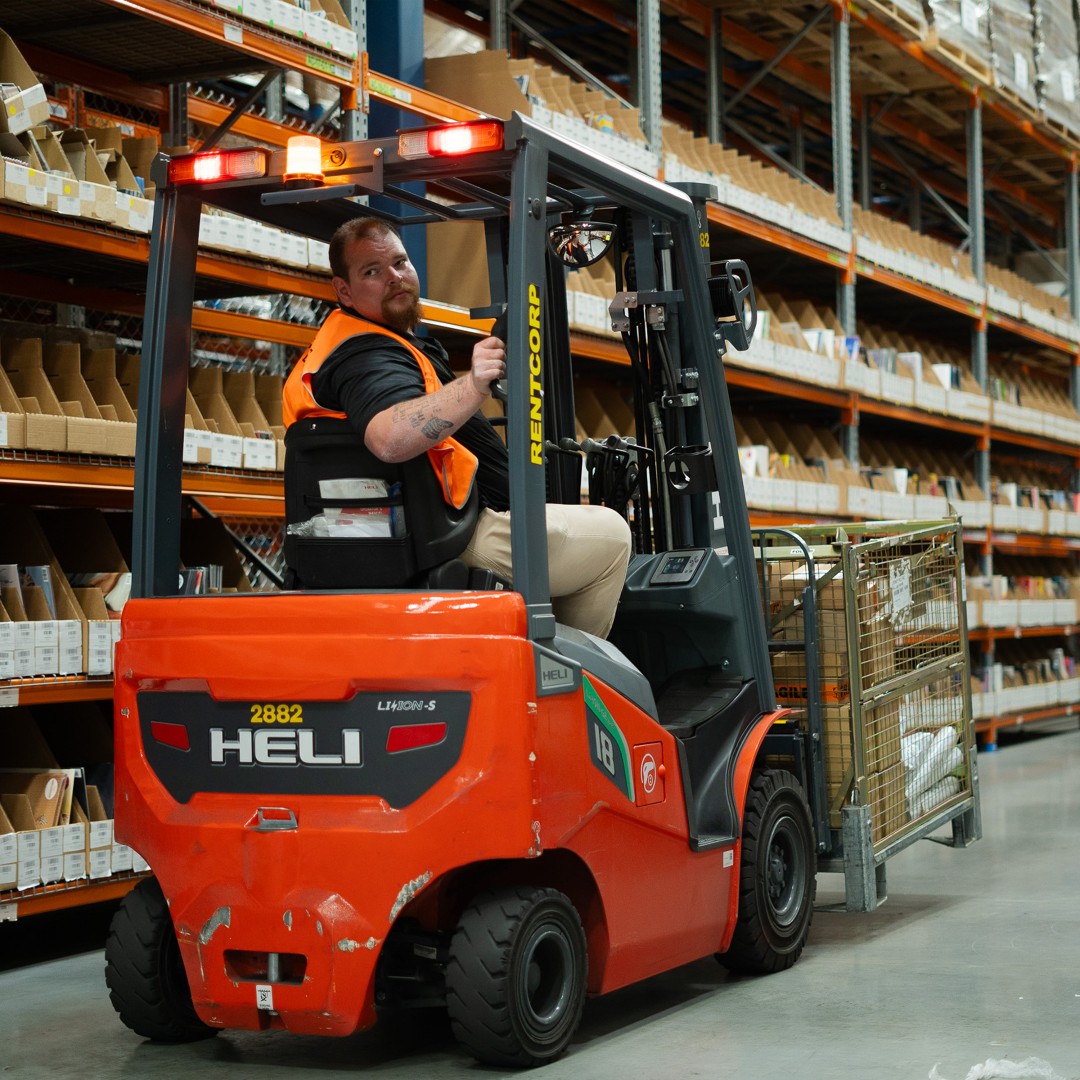 bdynamiclog's tweet image. Taking out orders from the warehouse cage is an essential part of our workflow. It helps us stay organized and ensures that each order is picked and packed with precision! 📦😎
#Bdynamiclogistics #WarehouseWorkflow #ShippingSolutions #SupplyChain
