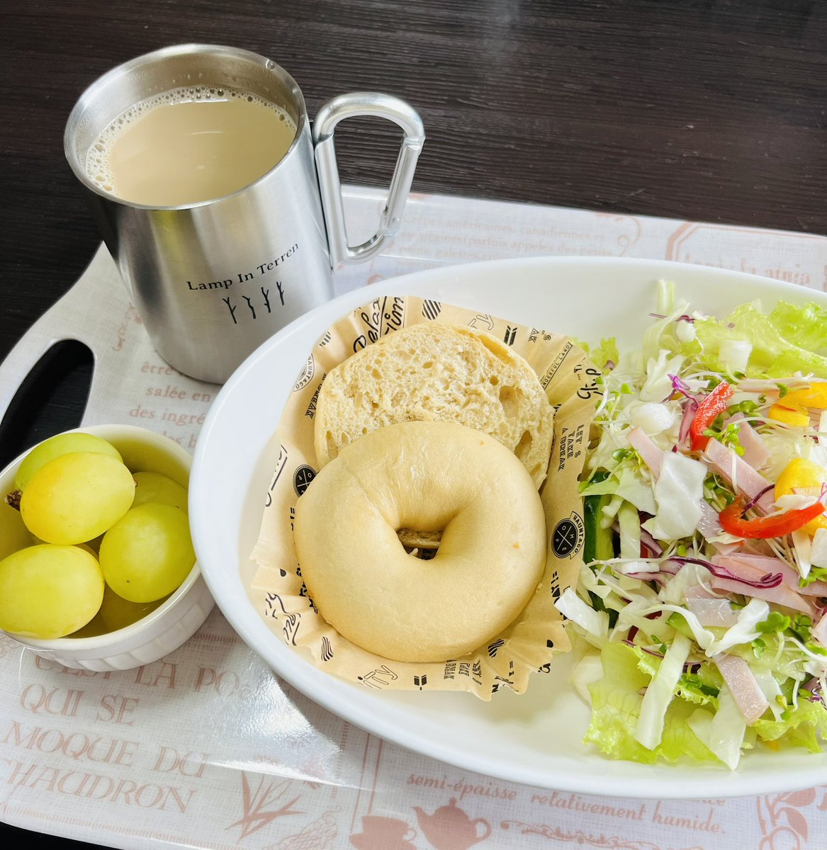leo_sugar's tweet photo. 8時になりました🎺🎺🎺🎺🎺🎺
あったかい飲み物がおいしい季節になりました😊
今日もしっかり食べてがんばります
皆さま一日ご安全に🍀.*
#グルーヴ929 #朝ごはん #Bagl https://t.co/N59WZHwfnv