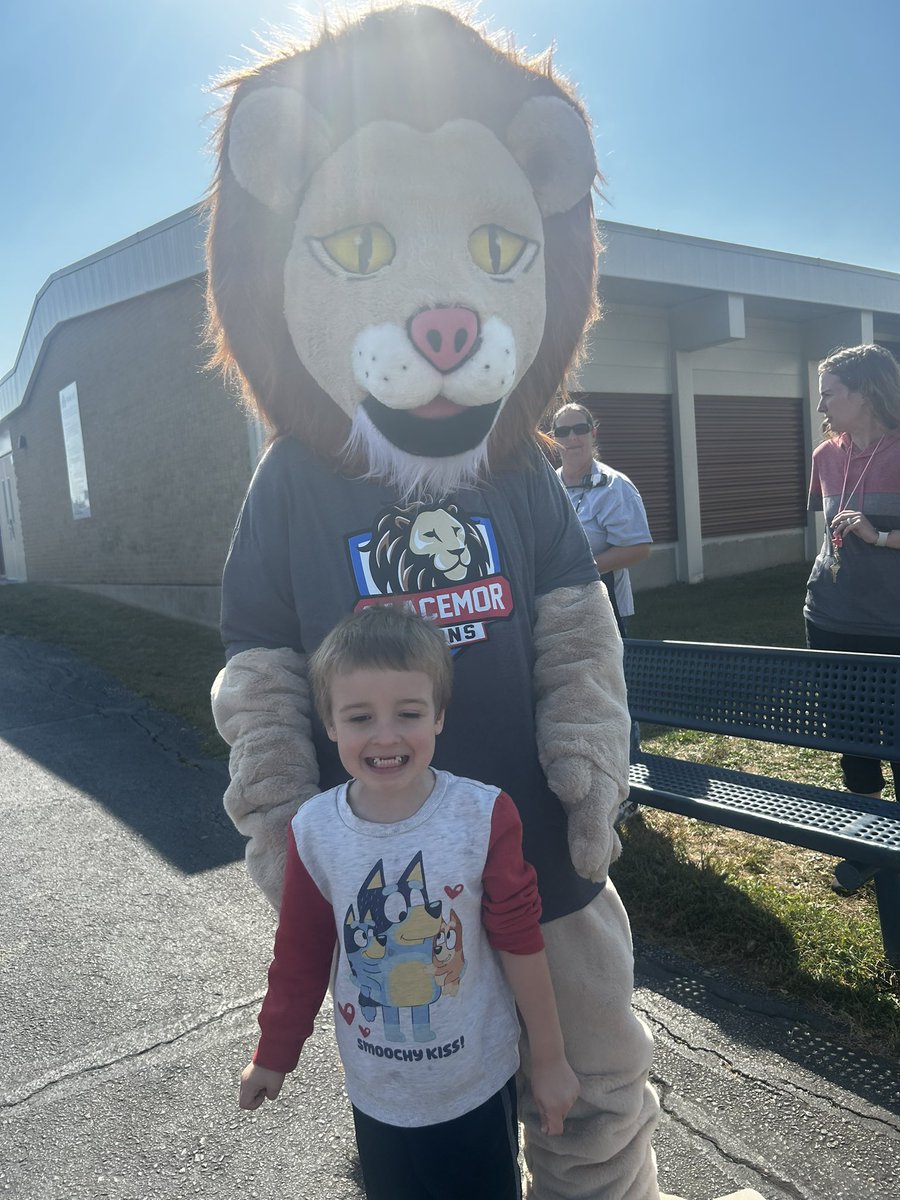 Popsicles with the Lion!! #GracemorPride <a href="/GracemorNKC/">Gracemor Elementary Lions</a> <a href="/NKCSchools/">NKC Schools</a>