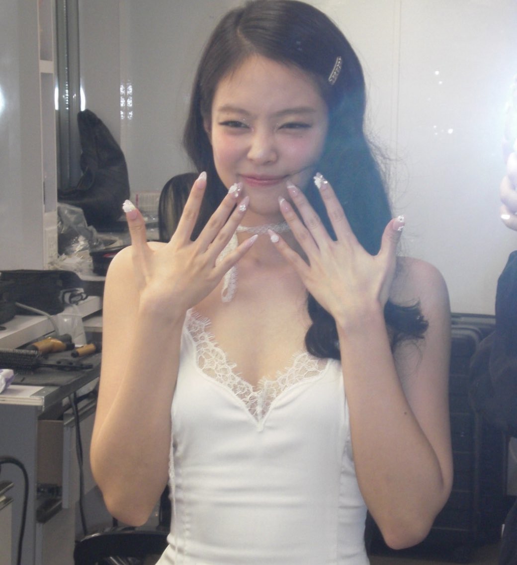sunnysunlisa's tweet photo. it will not take one minute to rt and reply now with:

MANTRA OUT NOW
#제니야_만트라_좋트라
#PRETTY_GIRL_JENNIE https://t.co/cDML3NBw3d