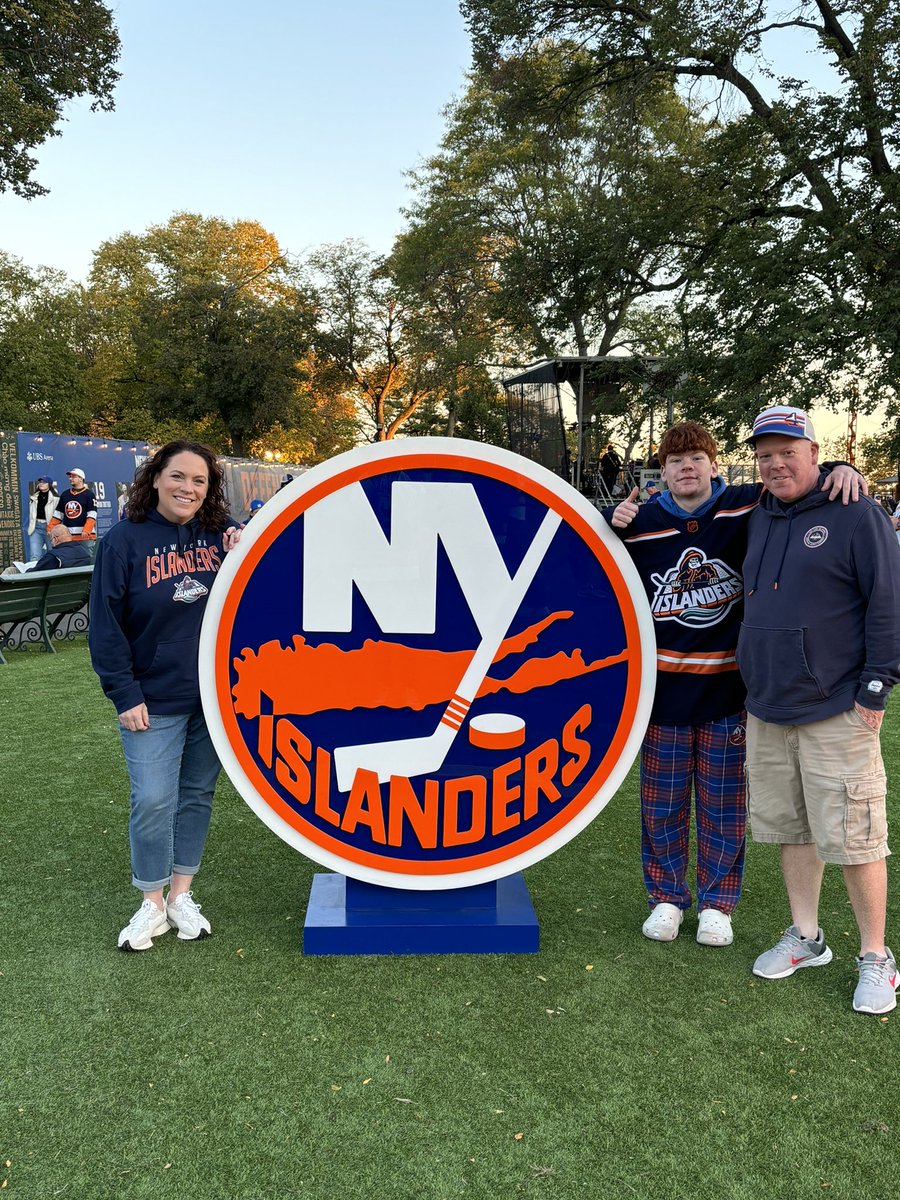 Let’s go <a href="/NYIslanders/">New York Islanders</a>!!! Home opener at <a href="/UBSArena/">UBS Arena</a>! 💙🧡🏒🥅 #isles
