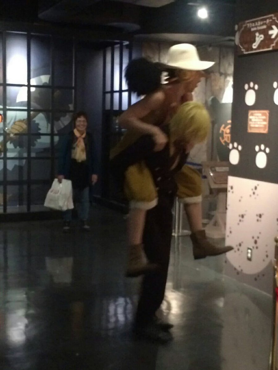Quitlebee's tweet photo. Found some old pictures from 2016 and... Sanji carrying Usopp, we've come full circle https://t.co/bVYNzp69xJ