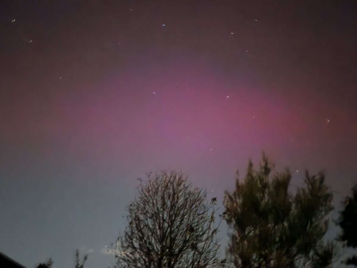 mrsd1995's tweet photo. #aurora 
#AuroraBorealis 
#northernlights
The Northern lights from my garden. What an amazing spectacle.  AMAZING. https://t.co/RTvV7pm6P2