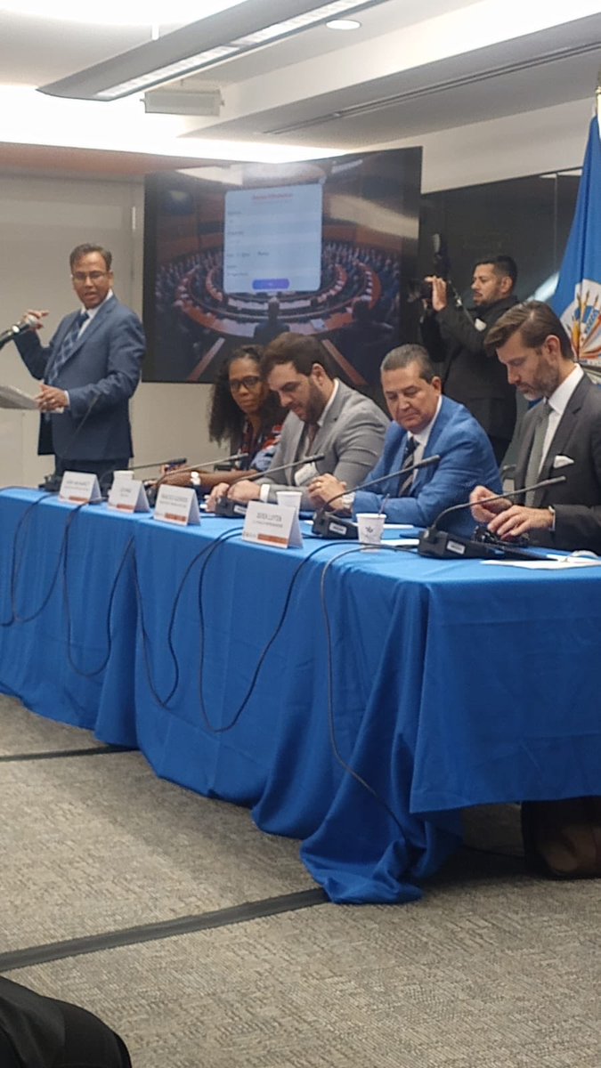 pacoguerreroa65's tweet photo. Honrado de inaugurar #LegisTech. Abordamos IA y Ciberseguridad en Parlamentos. @OEA_parlamentos organiza con la Casa de Representantes del Congreso de los Estados Unidos, @bussola_tech y @NDI. Espléndido evento bajo coordinación de Moisés Benamor, especialista en parlamentos. https://t.co/aRuHqpU0Wf
