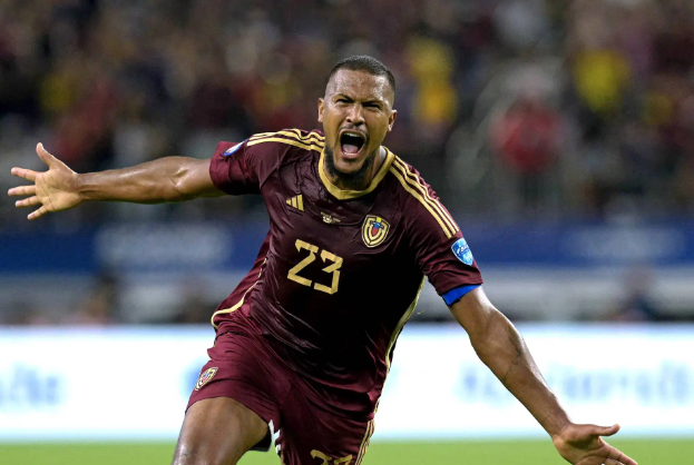 #OJOALDATO - <a href="/salorondon23/">Salomón Rondón</a> (13) supera a Juan Arango (12) y ya es el máximo goleador venezolano en la historia de las Eliminatorias.

Rondón ya tiene el triplete vinotinto:

▪️ Máximo goleador de la selección venezolana
▪️ Máximo goleador de Venezuela en Copa América (superó este