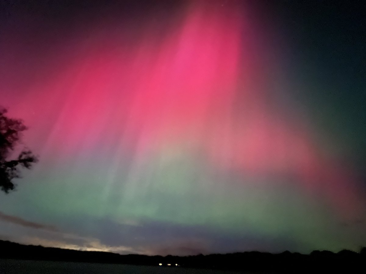 danbutler_55's tweet photo. Northern lights overhead Bolton CT https://t.co/5qMx1NlvVH