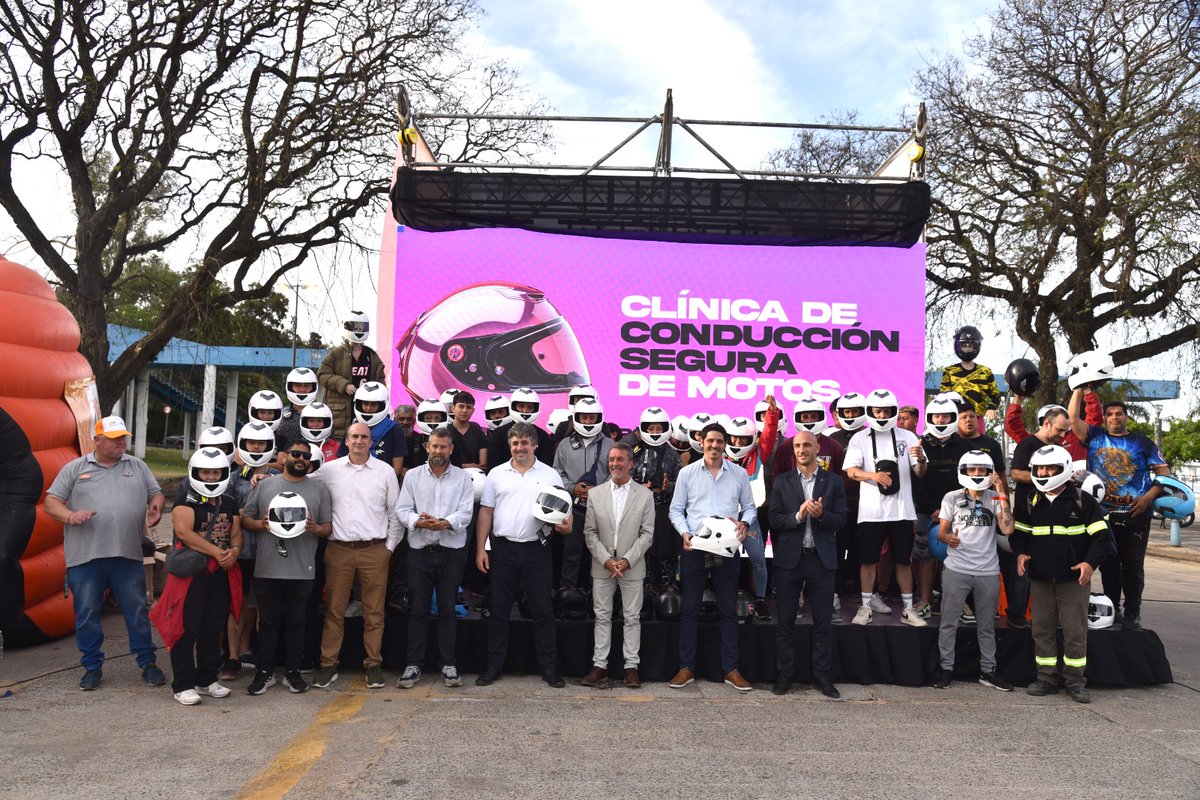 RedSegVial's tweet photo. Provincia promueve el uso del casco
El Ministerio de Justicia y Seguridad presentó la campaña impulsada por la APSV, que comenzó con motociclistas de cadeterías de Rosario, a quienes se les canjearon los cascos usados por nuevos y homologados.
https://t.co/K6d0kPebj3 https://t.co/c3v0rs3BmG