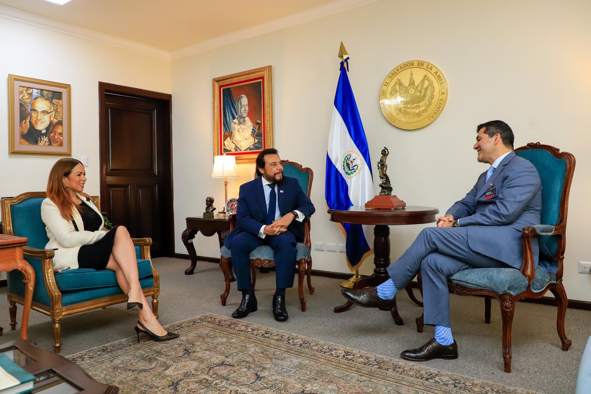 Vicepresidencia ESA (@vcpresidenciasv) on Twitter photo El Salvador se destaca por su apuesta por la innovación y el desarrollo tecnológico. 🇸🇻 El Vicepresidente de El Salvador, Sr. Félix Ulloa hijo (<a href="/fulloa51/">Félix Ulloa</a>), junto a la Directora de la Escuela Superior de Innovación en la Administración Pública, Sra. <a href="/ClaudiadeLarin/">Claudia de Larin 🇸🇻</a> recibieron al El Salvador se destaca por su apuesta por la innovación y el desarrollo tecnológico. 🇸🇻 El Vicepresidente de El Salvador, Sr. Félix Ulloa hijo (<a href="/fulloa51/">Félix Ulloa</a>), junto a la Directora de la Escuela Superior de Innovación en la Administración Pública, Sra. <a href="/ClaudiadeLarin/">Claudia de Larin 🇸🇻</a> recibieron al