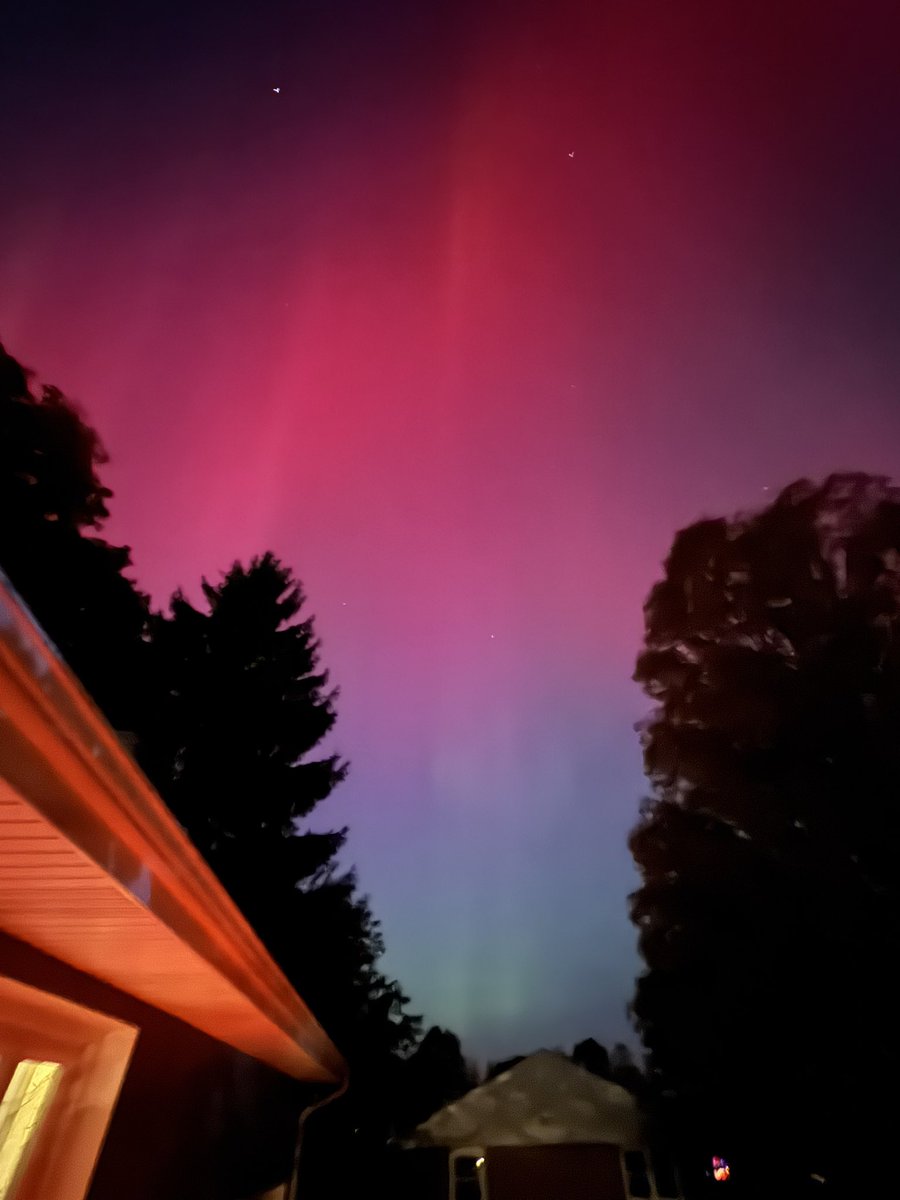 acmarra's tweet photo. @ryanhanrahan @RachelFrank_CT @gilsimmons 
Aurora in New Fairfield https://t.co/ZJ5e0NMJXu