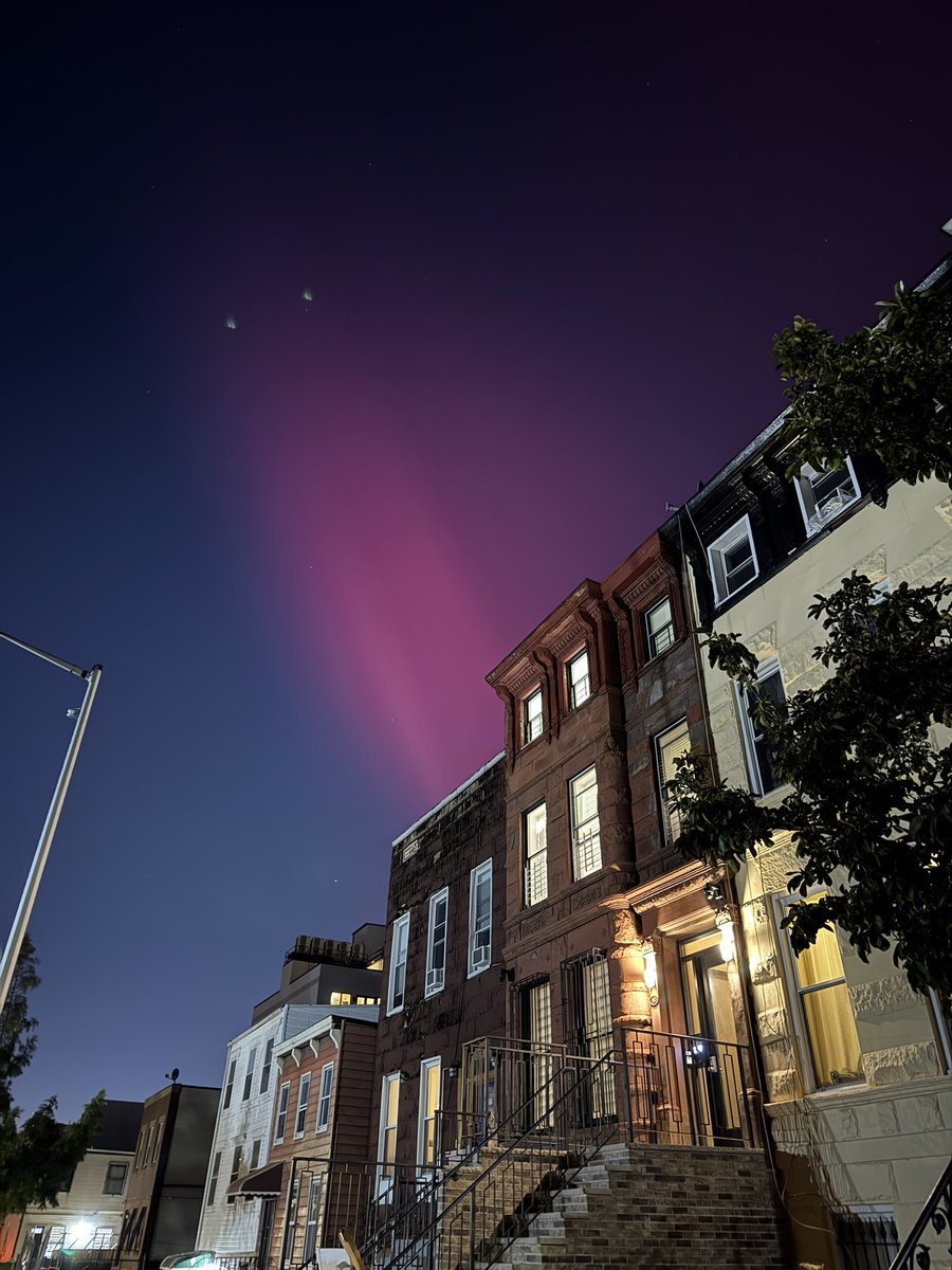 michael_palumbo's tweet image. Aurorae overhead in Brooklyn!