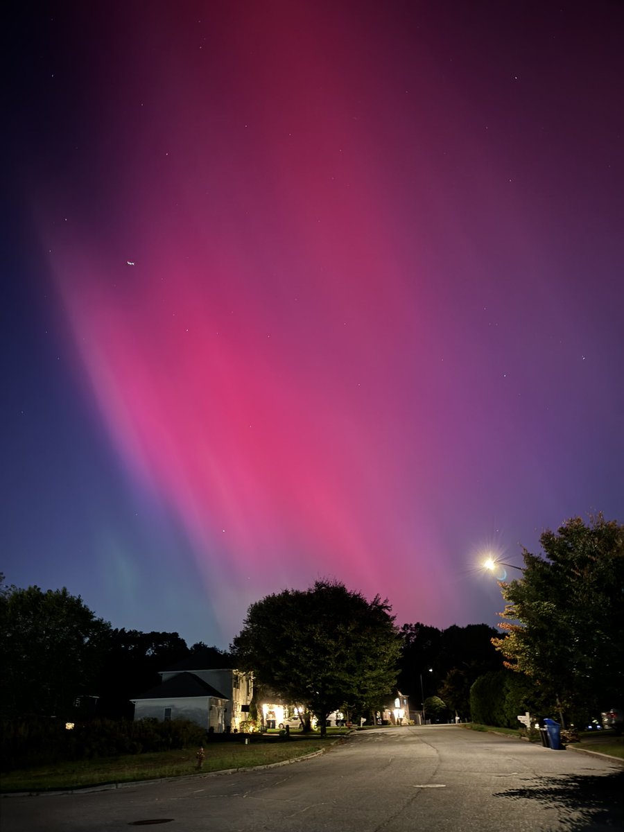 Joe_Kayata's tweet photo. What is going on in the sky tonight in Cranston? https://t.co/dVaozxnch5
