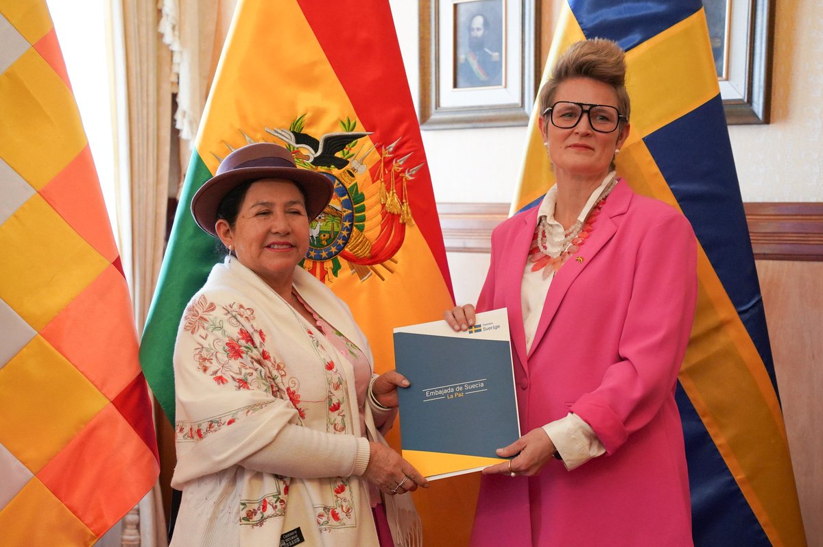 MRE_Bolivia's tweet photo. La Ministra de Relaciones Exteriores, Celinda Sosa Lunda, recibió las Copias de Estilo de la Embajadora del Reino de Suecia, Johanna Teague, que la acreditan como representante oficial de esa nación en el Estado Plurinacional de Bolivia.

#DiplomaciaDeLosPueblos #PorLaVida https://t.co/0fRUjJtKuU
