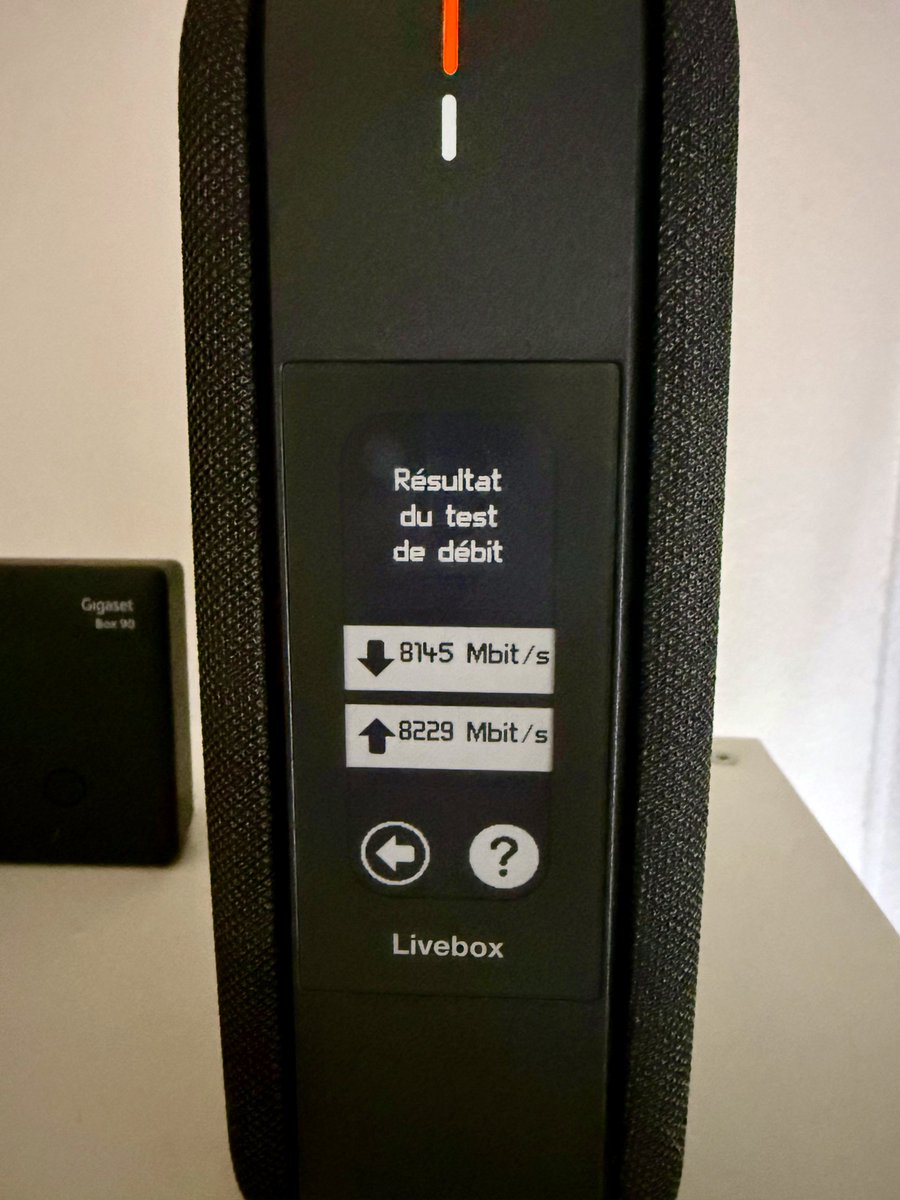 lachape_one's tweet photo. Et voici en exclu le tout premier test de débit jamais publié de la nouvelle offre 8 Giga symétrique XGSPON d'Orange. En un mot : c’est une offre Deluxe 😮‍💨

#Livebox #Livebox7 #LiveboxMax #Orange #XGSPON https://t.co/chY96ng2BR
