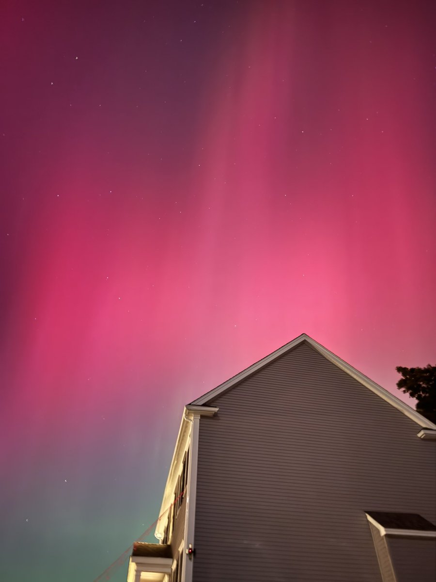 scotta0113's tweet photo. @jreineron7 Over my house in North Attleboro too https://t.co/N4a04UCpVE