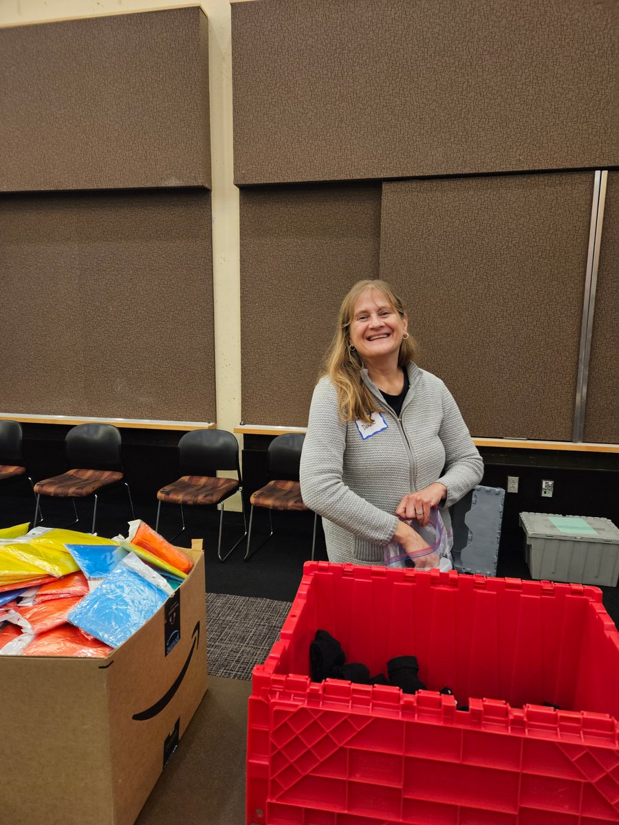 KCLSFoundation's tweet photo. Last week, a group of volunteers gathered to assemble 500 Hygiene Kits! These hygiene kits will be distributed at libraries, shelters, day centers and tent encampments to people experiencing housing insecurity throughout King County. https://t.co/IggZpLsf47
