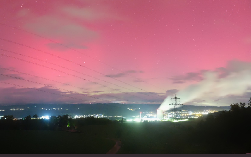 Ein starker #Sonnensturm machte #Polarlichter bis weit in den Süden sichtbar. Trotz viel Bewölkung konnten diverse Webcams einen Blick auf das farbenprächtige Schauspiel erhaschen. Monte Tamaro, Corvatsch, Tarasp und Leibstadt. Quelle: Roundshot und MeteoSchweiz