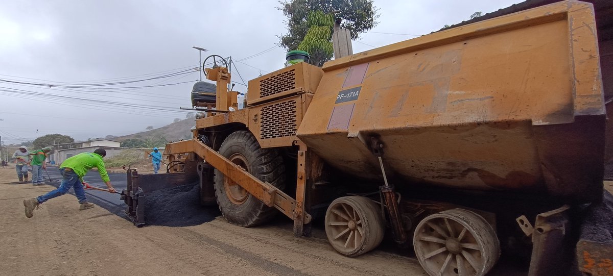 El Municipio de Sucre , en convenio con la Prefectura de Manabí, está ejecutando el asfaltado de calles de la ciudadela Los Jardines, parroquia Leonidas Plaza. 🚧🚜

Estos trabajos mejorarán la conectividad y facilitarán la movilidad de los vecinos. 🚗🏘️