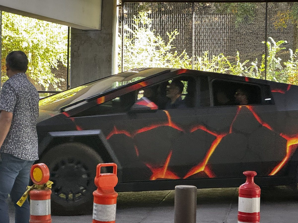 asimo3089's tweet photo. Lava skin IRL https://t.co/cGtXNJhwNr